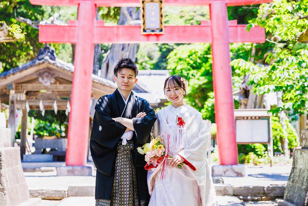 静岡フォトウエディングのフィーノスタイルで撮影した白浜神社の新郎新婦