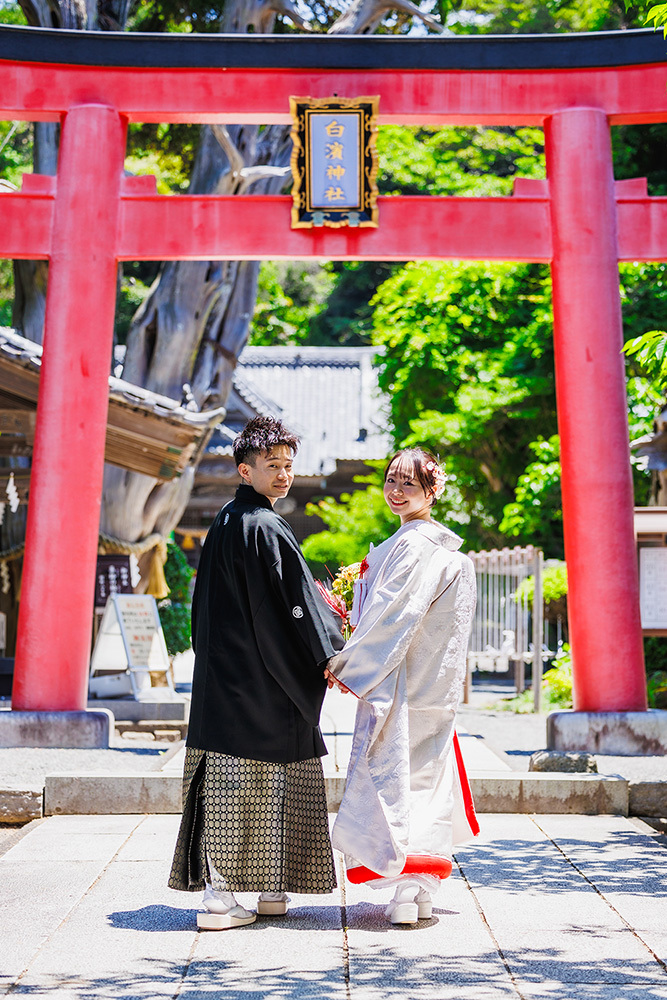 静岡フォトウエディングのフィーノスタイルで撮影した白浜神社の新郎新婦