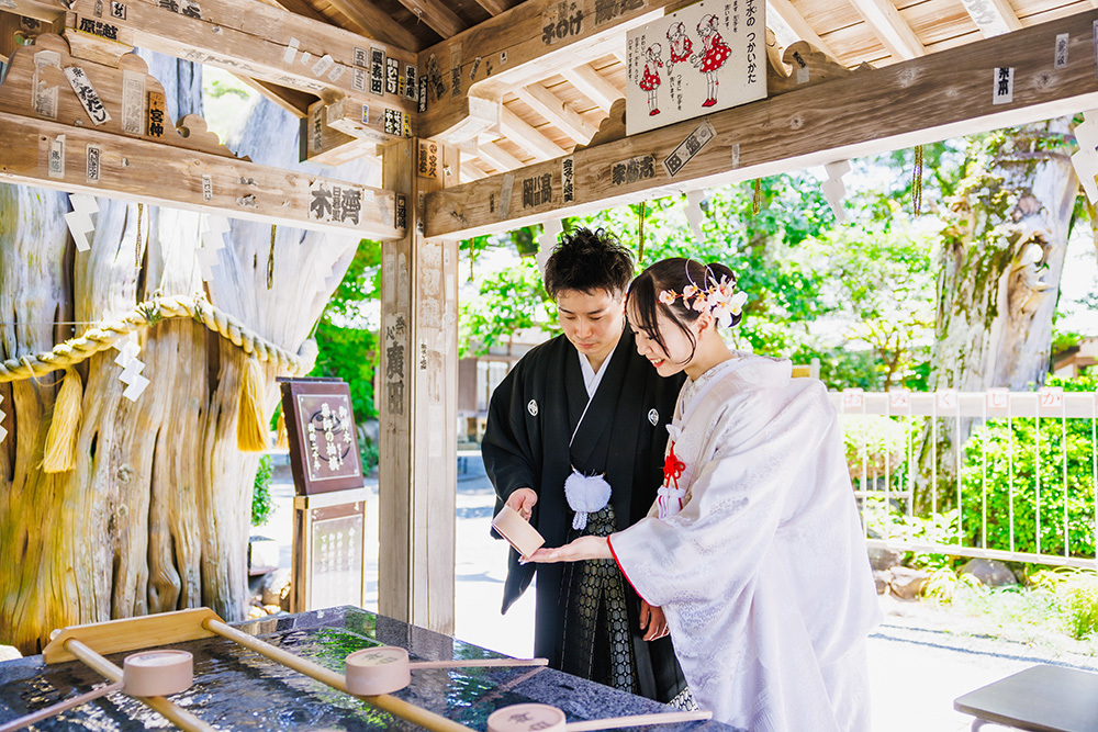 静岡フォトウエディングのフィーノスタイルで撮影した白浜神社の新郎新婦