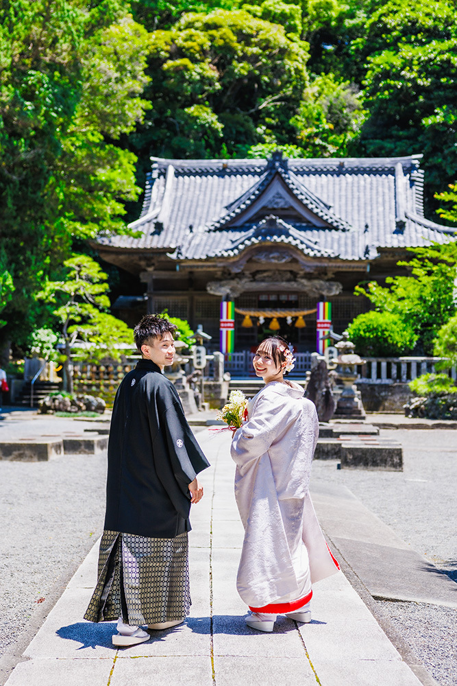 静岡フォトウエディングのフィーノスタイルで撮影した白浜神社の新郎新婦