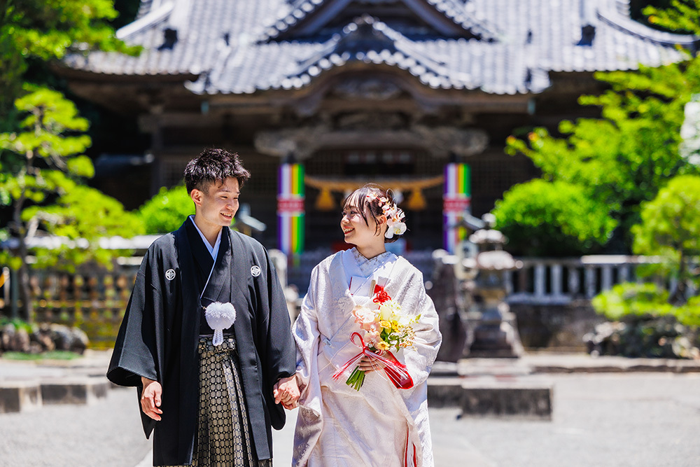 静岡フォトウエディングのフィーノスタイルで撮影した白浜神社の新郎新婦