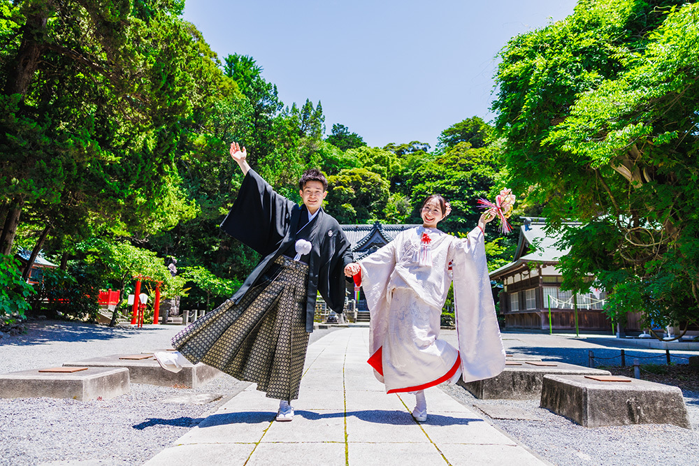 静岡フォトウエディングのフィーノスタイルで撮影した白浜神社の新郎新婦