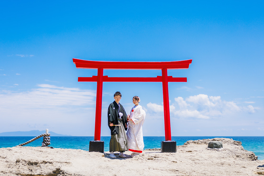 静岡フォトウエディングのフィーノスタイルで撮影した白浜神社の新郎新婦