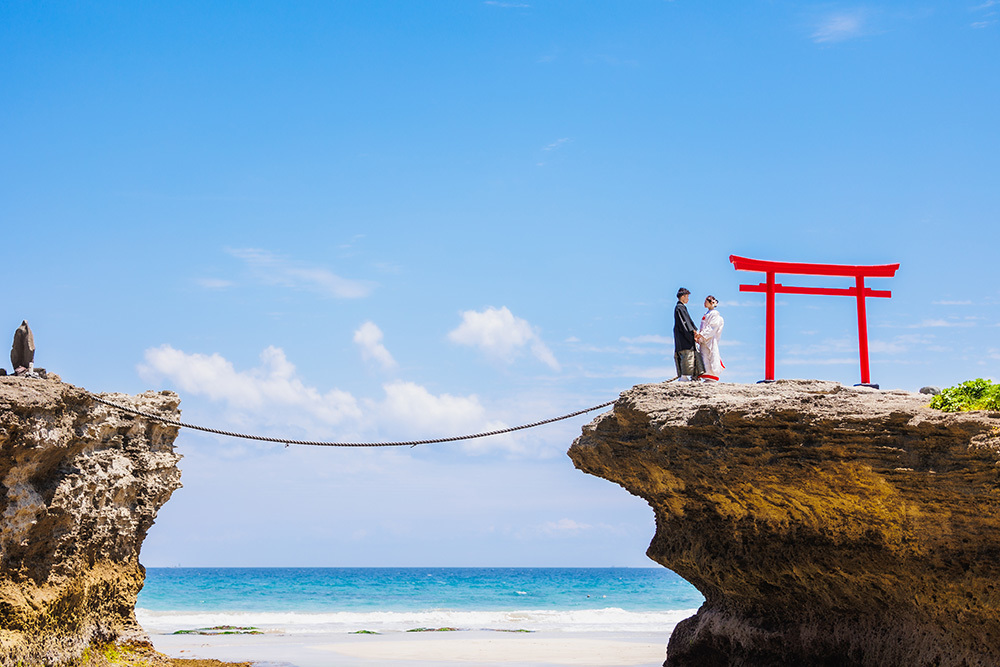 静岡フォトウエディングのフィーノスタイルで撮影した白浜神社の新郎新婦