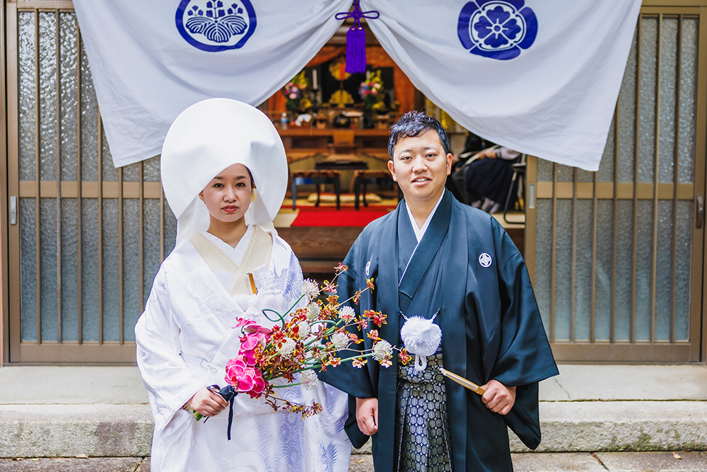 静岡フォトウエディングのフィーノスタイルで撮影した仏前結婚式の新郎新婦