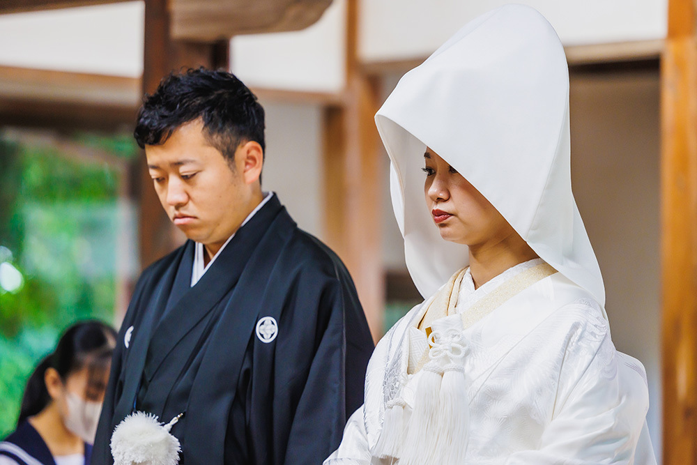 静岡フォトウエディングのフィーノスタイルで撮影した仏前結婚式の新郎新婦