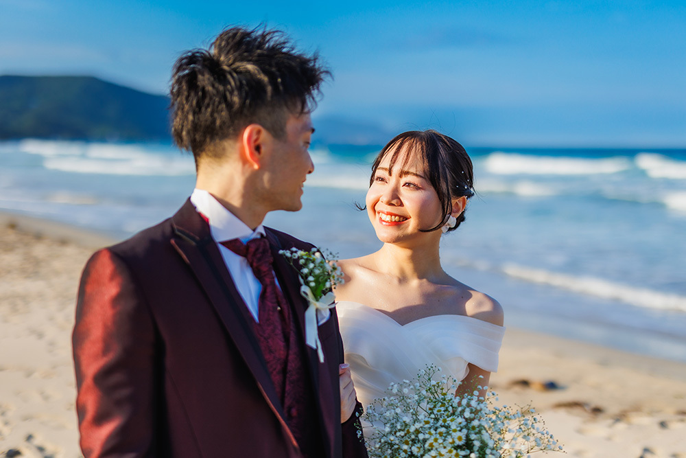 静岡フォトウエディングのフィーノスタイルで撮影した伊豆急ホテル・白浜海岸の新郎新婦