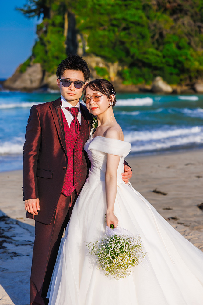 静岡フォトウエディングのフィーノスタイルで撮影した伊豆急ホテル・白浜海岸の新郎新婦