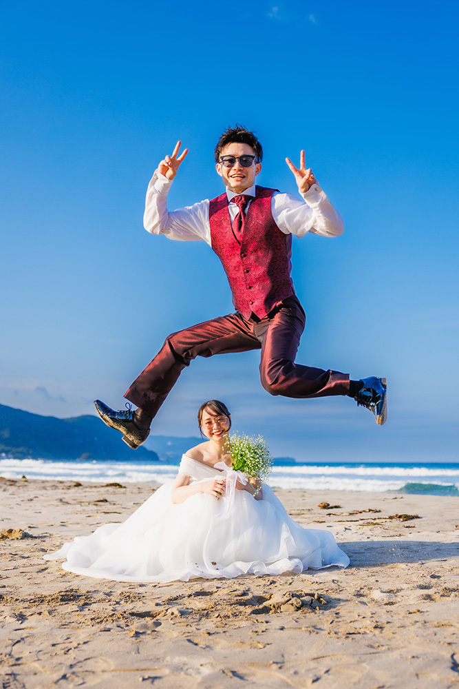 静岡フォトウエディングのフィーノスタイルで撮影した伊豆急ホテル・白浜海岸の新郎新婦