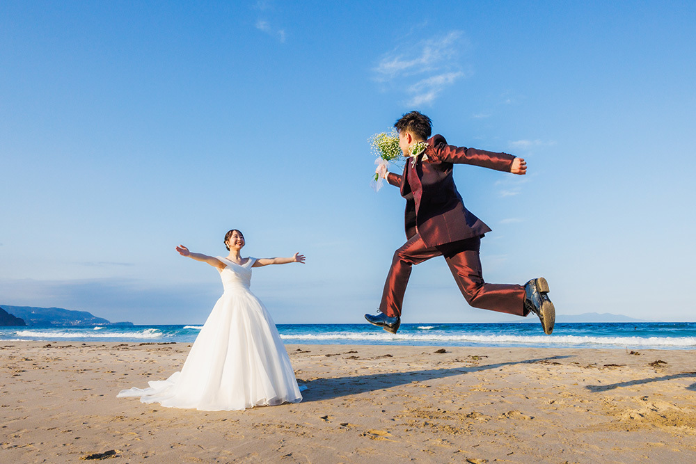 静岡フォトウエディングのフィーノスタイルで撮影した伊豆急ホテル・白浜海岸の新郎新婦