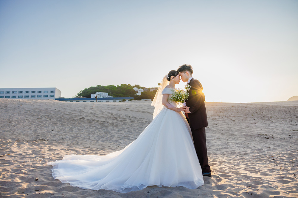 静岡フォトウエディングのフィーノスタイルで撮影した伊豆急ホテル・白浜海岸の新郎新婦