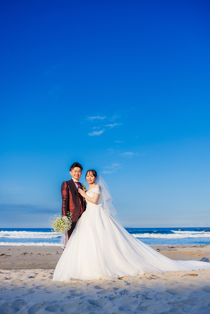 静岡フォトウエディングのフィーノスタイルで撮影した伊豆急ホテル・白浜海岸の新郎新婦