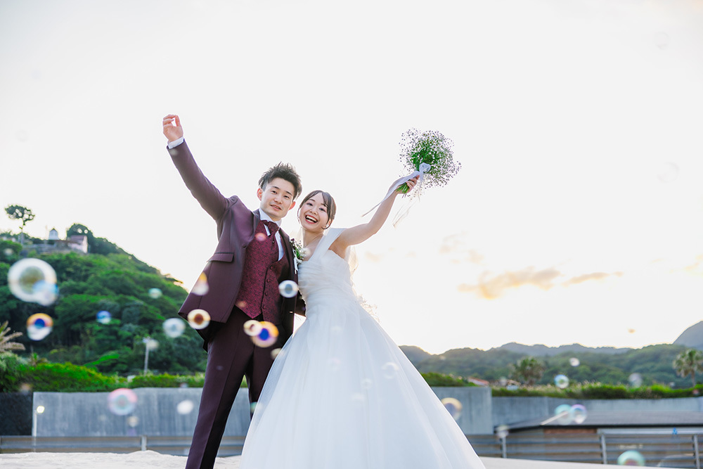 静岡フォトウエディングのフィーノスタイルで撮影した伊豆急ホテル・白浜海岸の新郎新婦