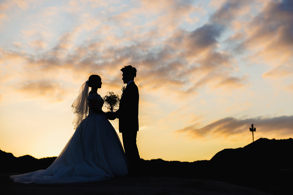 静岡フォトウエディングのフィーノスタイルで撮影した夜景のナイトウエディングの新郎新婦