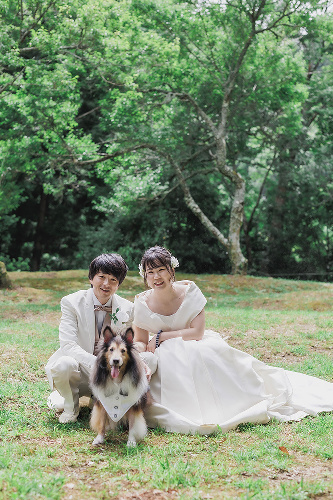 静岡フォトウエディングのフィーノスタイルで撮影したペットと一緒に撮影した新郎新婦