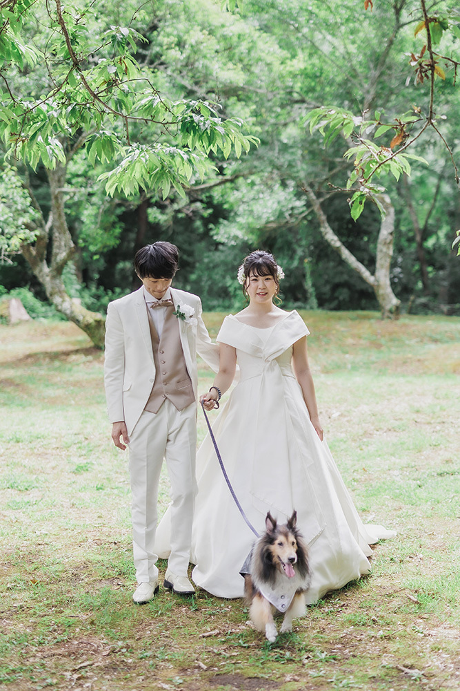 静岡フォトウエディングのフィーノスタイルで撮影したペットと一緒に撮影した新郎新婦