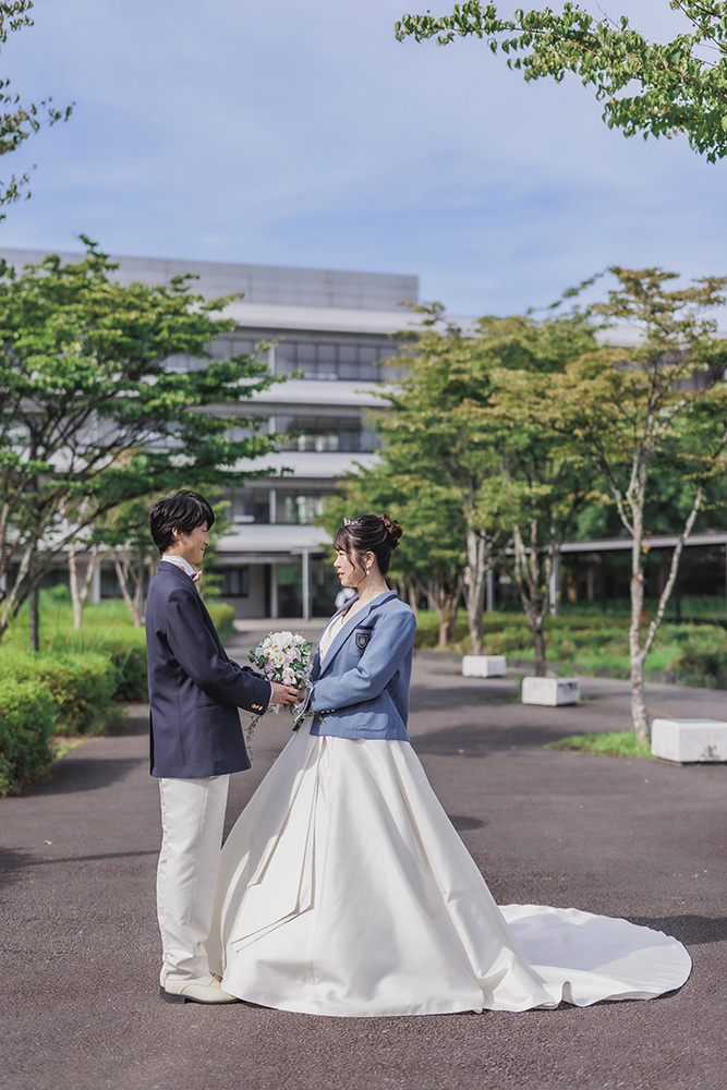 静岡フォトウエディングのフィーノスタイルで撮影した母校の新郎新婦