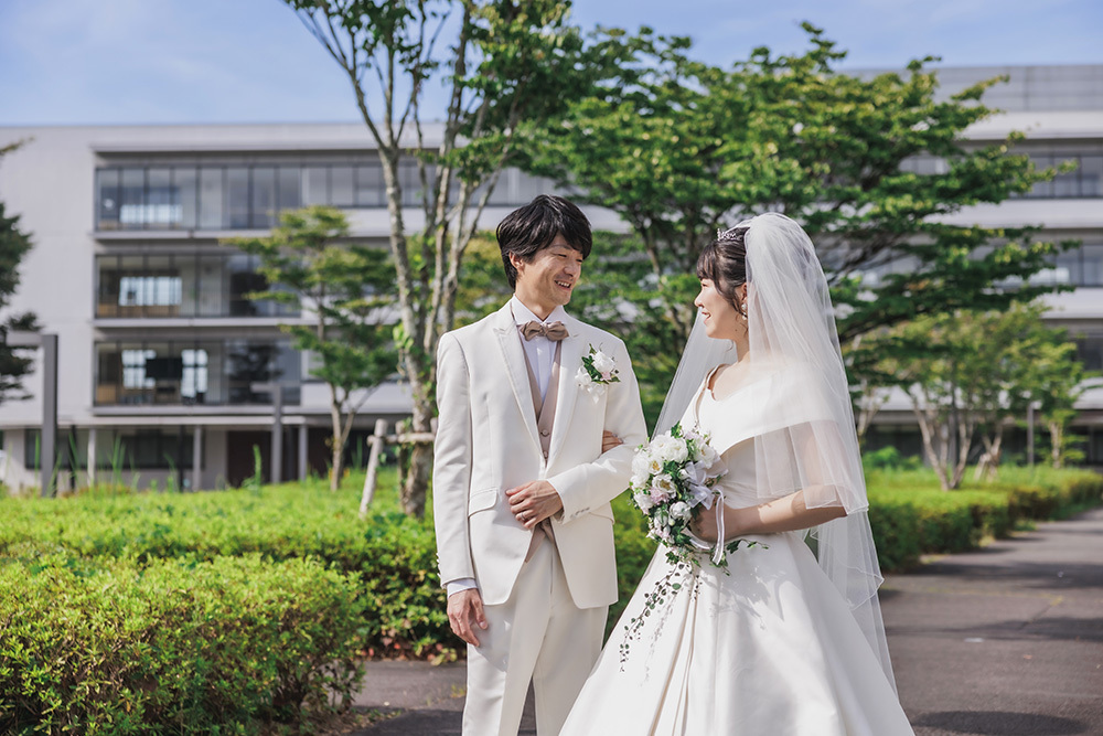 静岡フォトウエディングのフィーノスタイルで撮影した母校の新郎新婦
