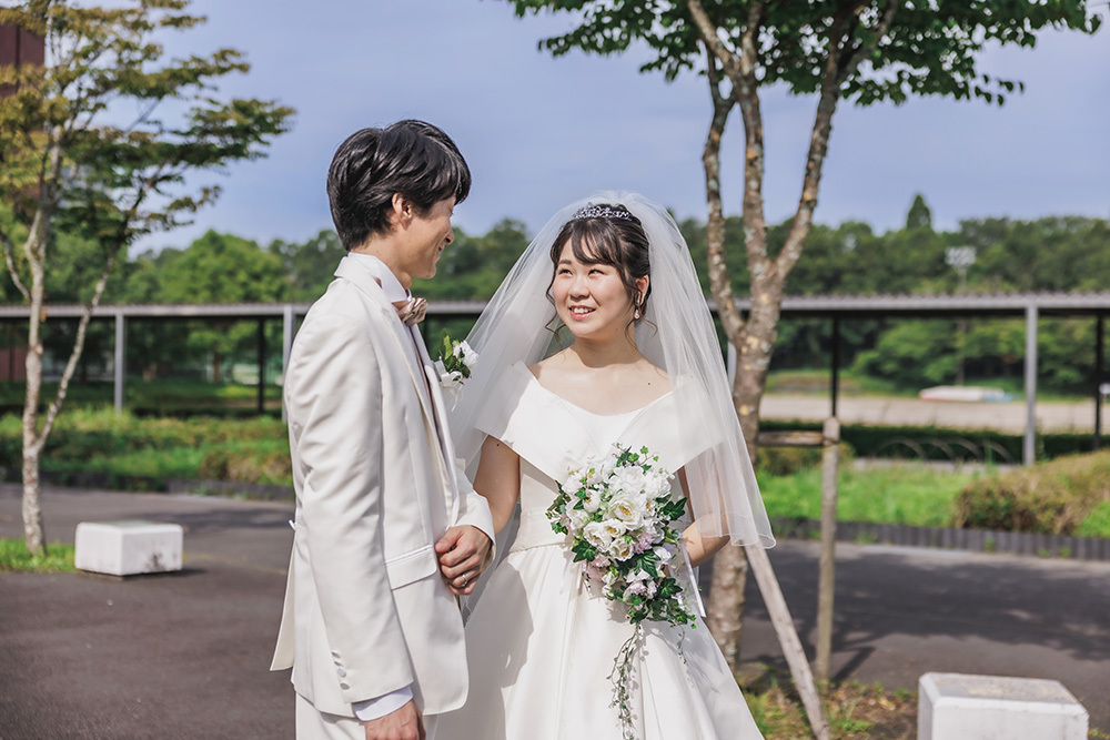 静岡フォトウエディングのフィーノスタイルで撮影した母校の新郎新婦