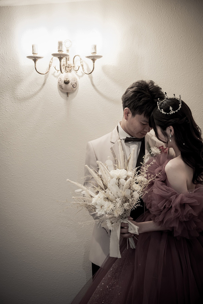 静岡フォトウェディングのフィーノスタイルのリニューアルしたフィーノ富士店での新郎新婦の記念写真撮影