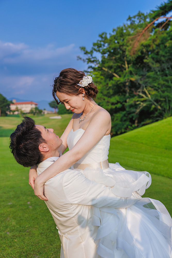 静岡フォトウエディングのフィーノスタイルで撮影したゴルフ場でのウエディングフォト