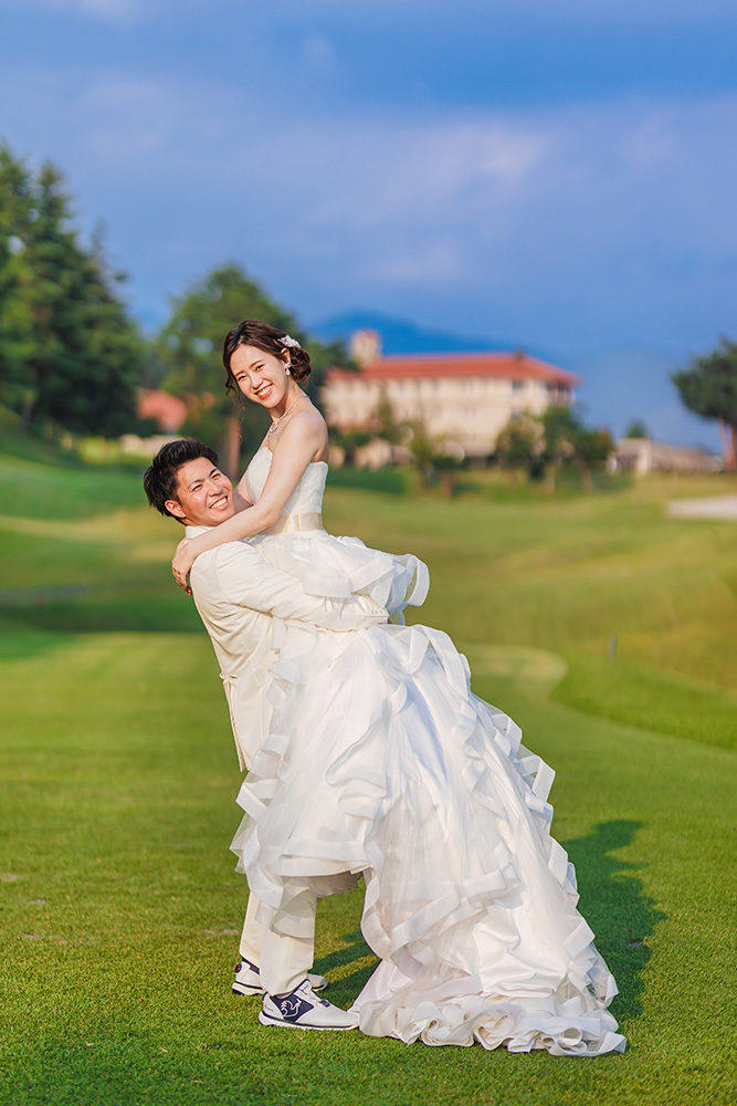 静岡フォトウエディングのフィーノスタイルで撮影したゴルフ場でのウエディングフォト