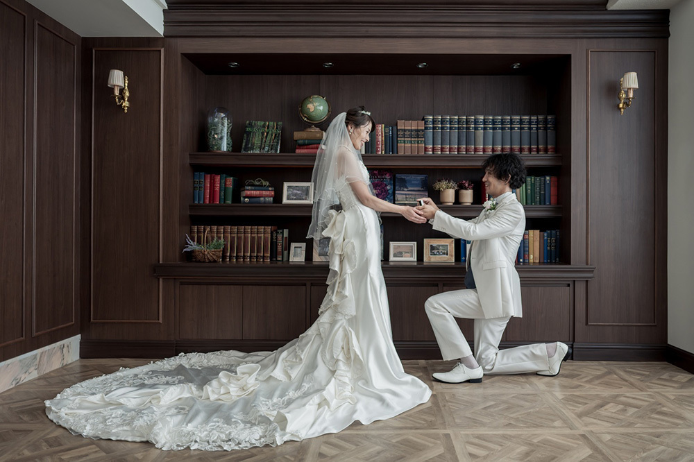 静岡フォトウェディングのフィーノスタイルのリニューアルしたフィーノ富士店での新郎新婦の記念写真撮影