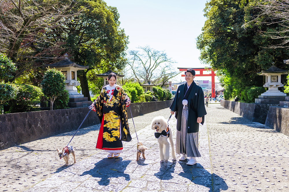静岡フォトウエディングのフィーノスタイルで撮影したペットと一緒に撮影した新郎新婦