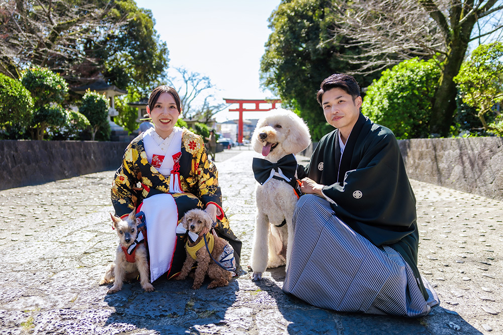 静岡フォトウエディングのフィーノスタイルで撮影したペットと一緒に撮影した新郎新婦