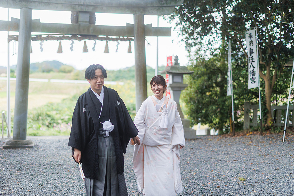 静岡フォトウエディングのフィーノスタイルで撮影した事任八幡宮（ことのままはちまんぐう）の新郎新婦