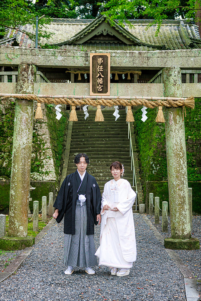 静岡フォトウエディングのフィーノスタイルで撮影した事任八幡宮（ことのままはちまんぐう）の新郎新婦