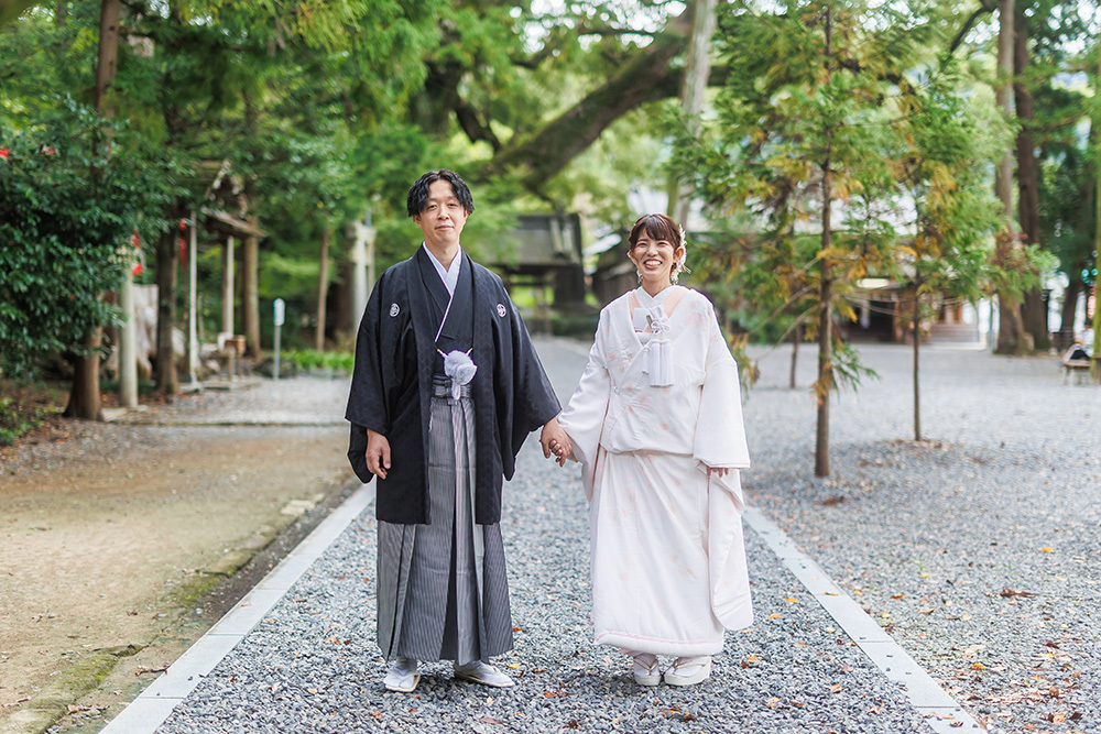 静岡フォトウエディングのフィーノスタイルで撮影した事任八幡宮（ことのままはちまんぐう）の新郎新婦
