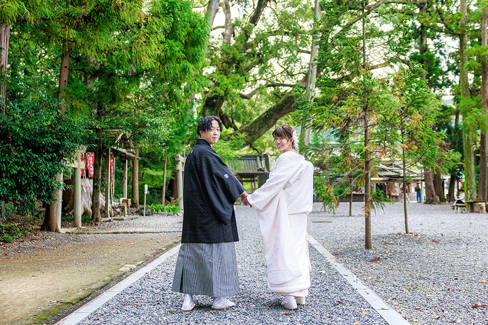 静岡フォトウエディングのフィーノスタイルで撮影した事任八幡宮（ことのままはちまんぐう）の新郎新婦