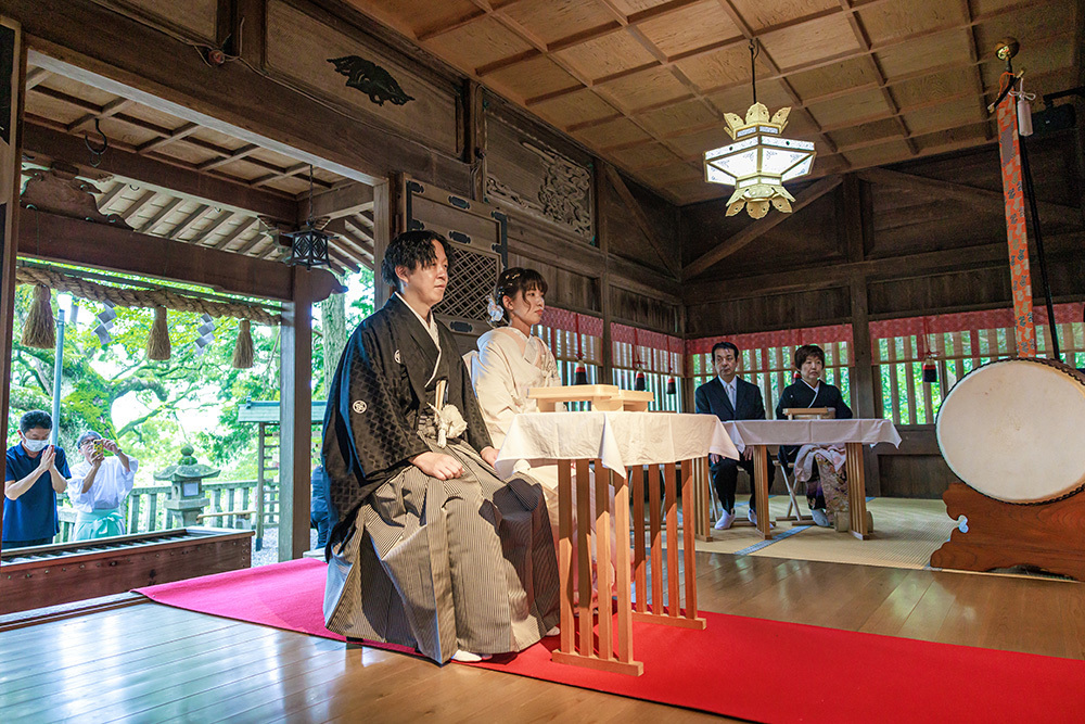 静岡フォトウエディングのフィーノスタイルで撮影した事任八幡宮（ことのままはちまんぐう）の新郎新婦