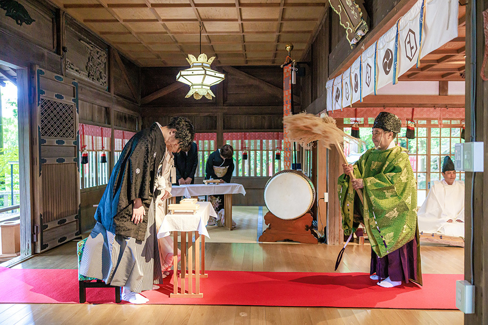 静岡フォトウエディングのフィーノスタイルで撮影した事任八幡宮（ことのままはちまんぐう）の新郎新婦