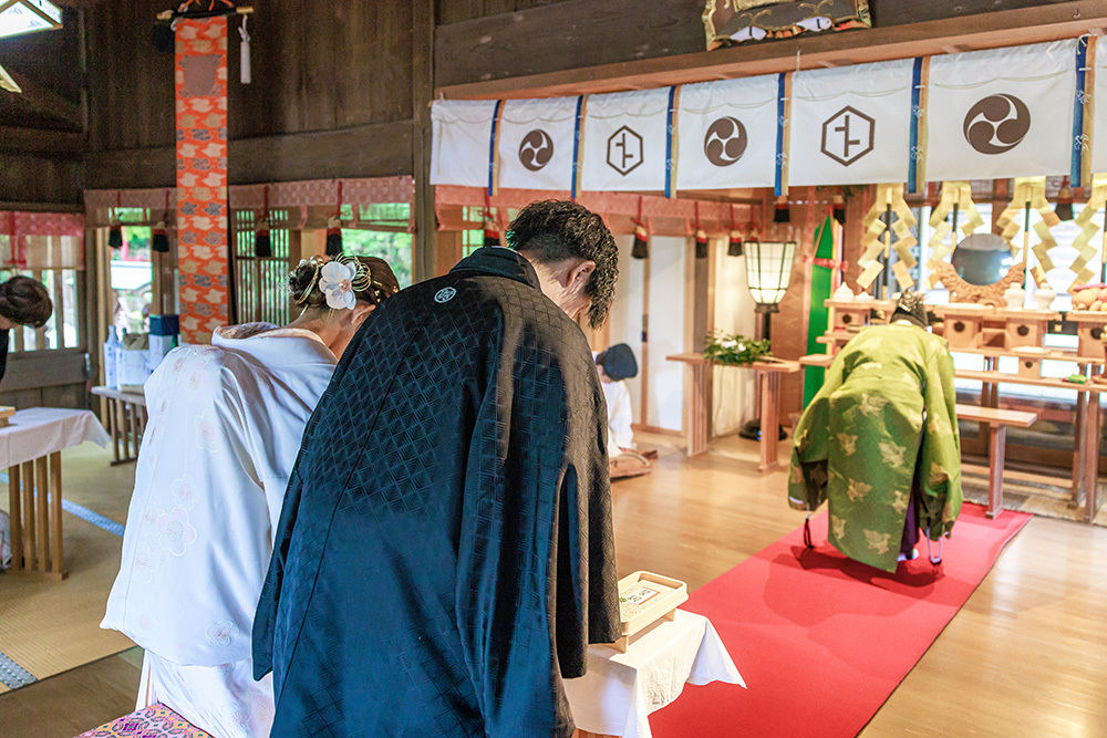 静岡フォトウエディングのフィーノスタイルで撮影した事任八幡宮（ことのままはちまんぐう）の新郎新婦