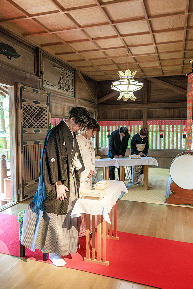 静岡フォトウエディングのフィーノスタイルで撮影した事任八幡宮（ことのままはちまんぐう）の新郎新婦