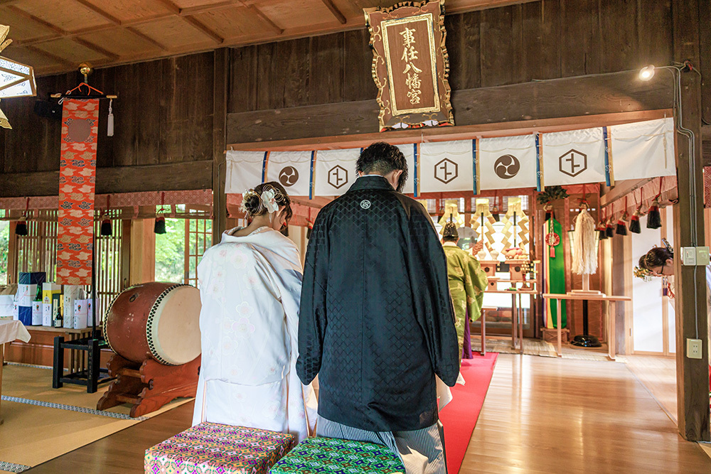 静岡フォトウエディングのフィーノスタイルで撮影した事任八幡宮（ことのままはちまんぐう）の新郎新婦