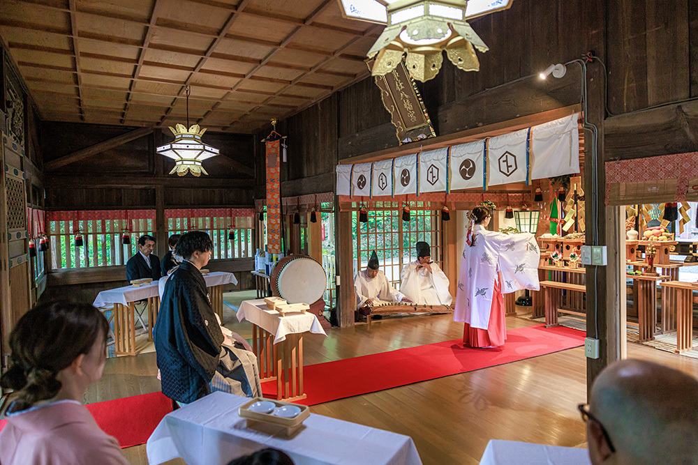 静岡フォトウエディングのフィーノスタイルで撮影した事任八幡宮（ことのままはちまんぐう）の新郎新婦