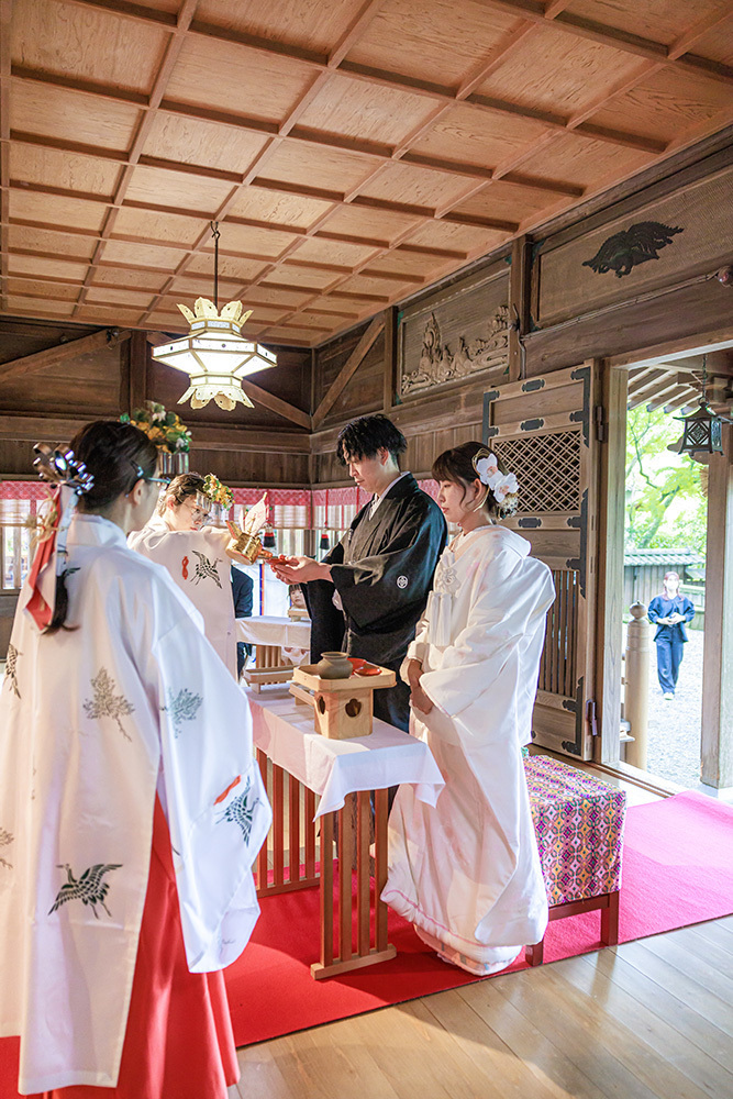 静岡フォトウエディングのフィーノスタイルで撮影した事任八幡宮（ことのままはちまんぐう）の新郎新婦