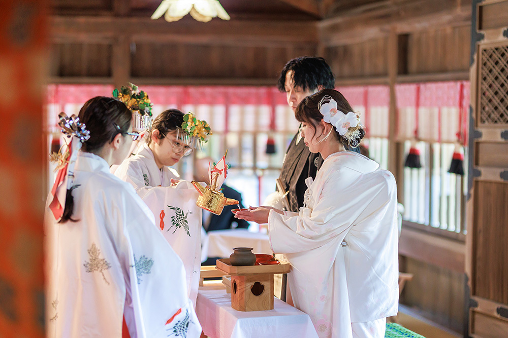 静岡フォトウエディングのフィーノスタイルで撮影した事任八幡宮（ことのままはちまんぐう）の新郎新婦