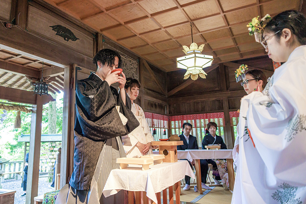 静岡フォトウエディングのフィーノスタイルで撮影した事任八幡宮（ことのままはちまんぐう）の新郎新婦