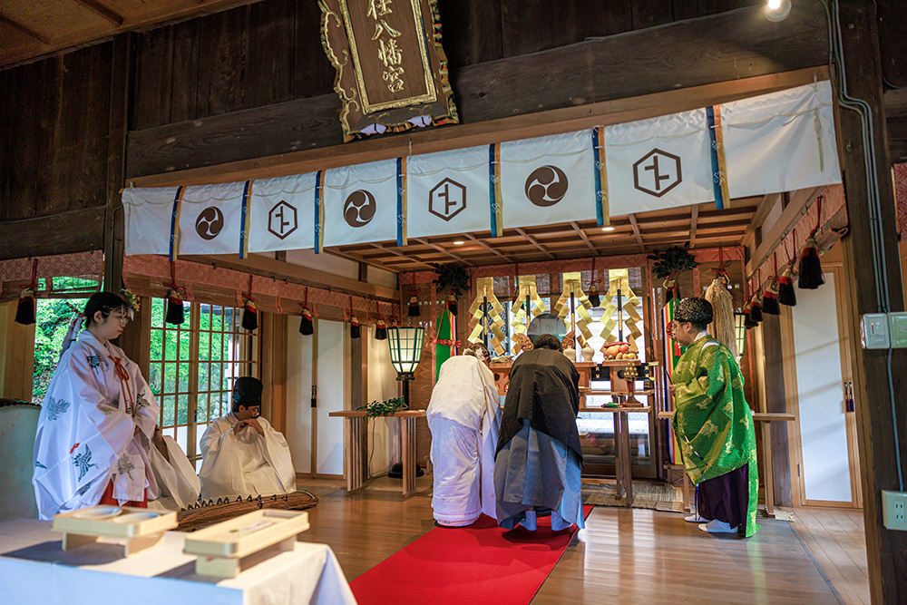 静岡フォトウエディングのフィーノスタイルで撮影した事任八幡宮（ことのままはちまんぐう）の新郎新婦