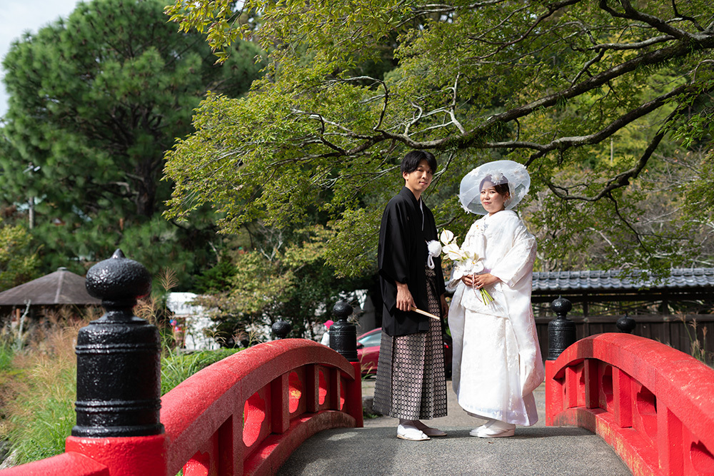 静岡フォトウエディングの画像・2022年12月11日の静岡浅間神社の新郎新婦の記念撮影