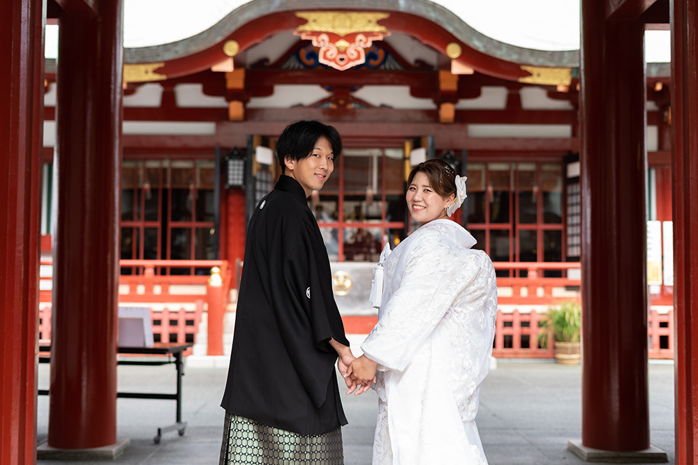 静岡フォトウエディングの画像・2022年12月11日の静岡浅間神社の新郎新婦の記念撮影