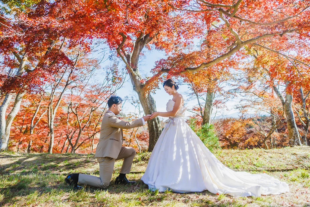 静岡フォトウエディングのフィーノスタイルで撮影した紅葉＆すすきでの新郎新婦の記念写真撮影