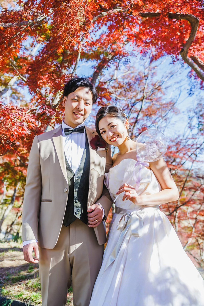 静岡フォトウエディングのフィーノスタイルで撮影した紅葉＆すすきでの新郎新婦の記念写真撮影