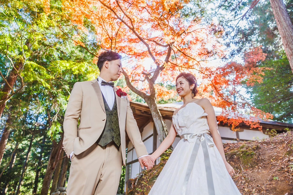 静岡フォトウエディングのフィーノスタイルで撮影した紅葉＆すすきでの新郎新婦の記念写真撮影
