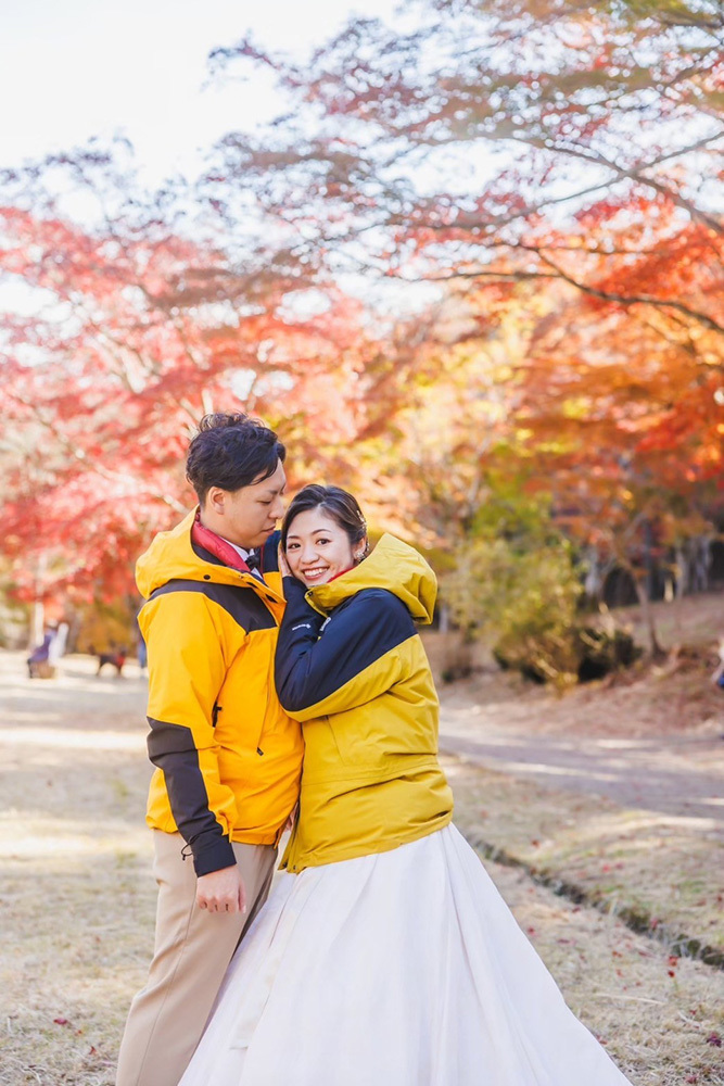 静岡フォトウエディングのフィーノスタイルで撮影した紅葉＆すすきでの新郎新婦の記念写真撮影