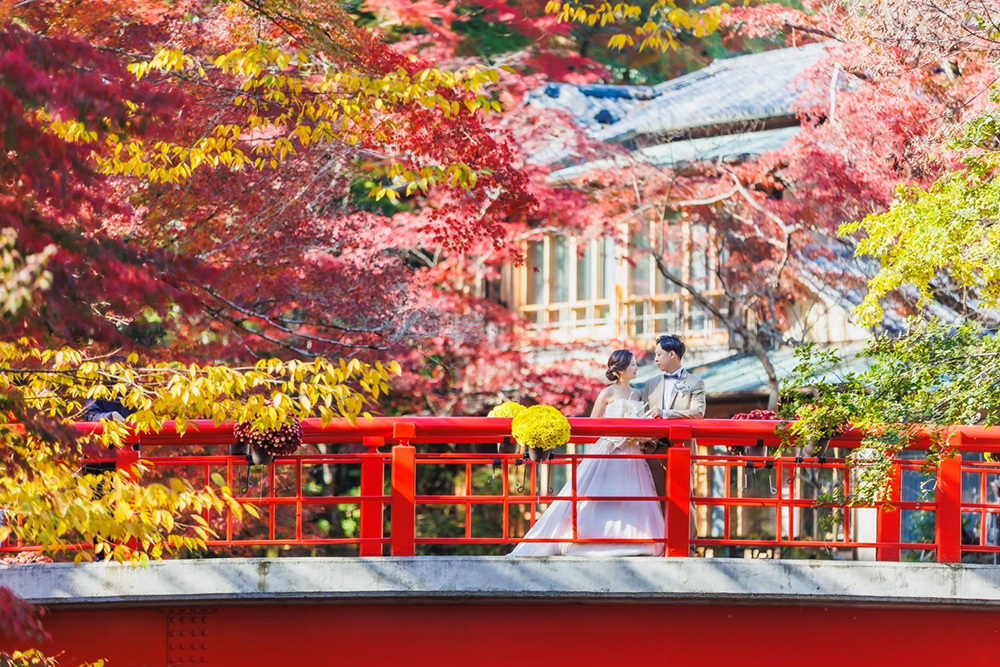 静岡フォトウエディングのフィーノスタイルで撮影した紅葉＆すすきでの新郎新婦の記念写真撮影